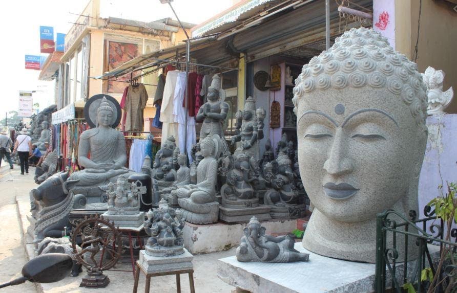 Sculpture shops at Mamallapuram